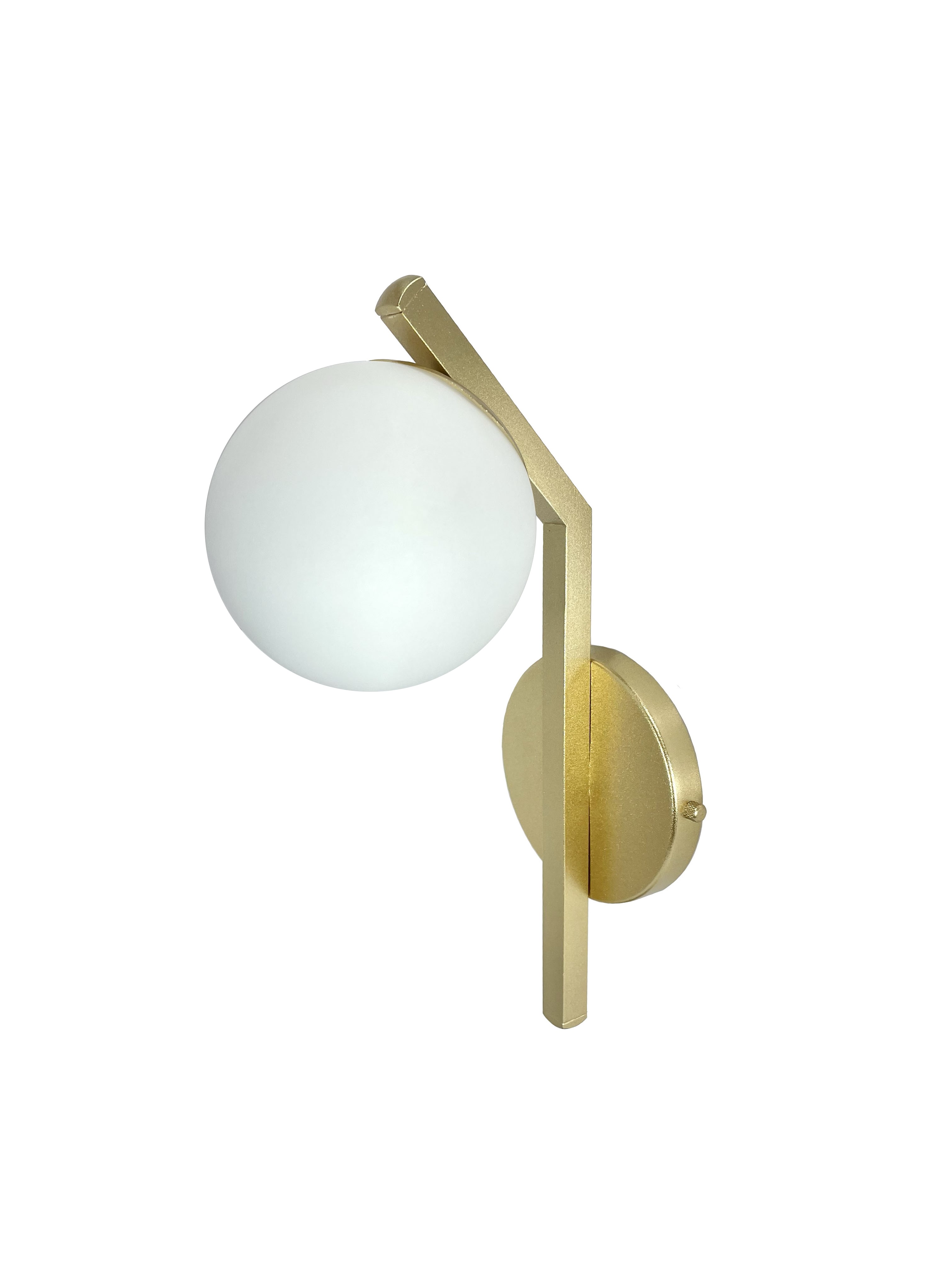 Arandela Moderna Verity com estrutura dourada e cúpula esférica branca. Lustres Gênesis loja online de Lustres e Iluminação Decorativa